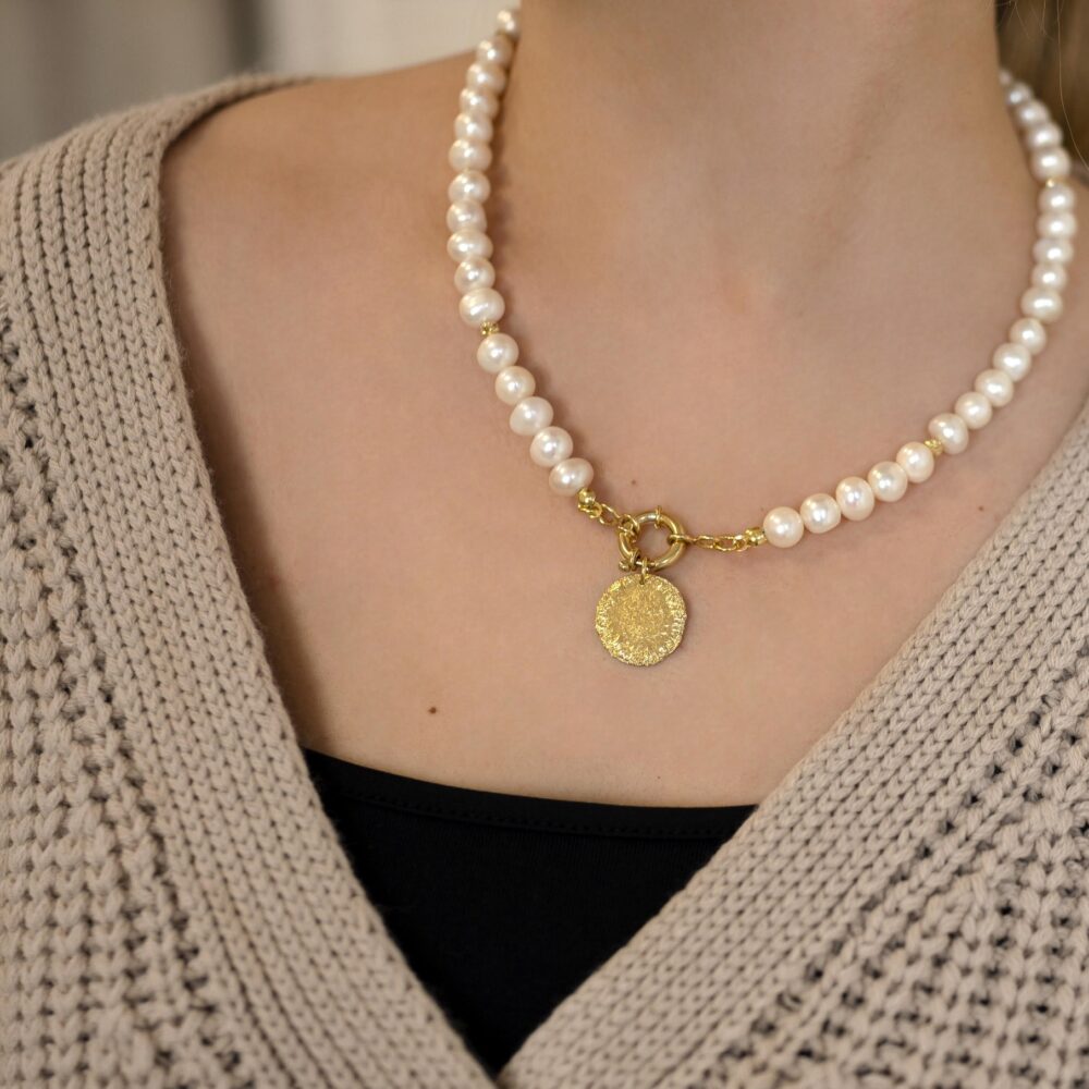Naszyjnik nieregularne perły z monetą