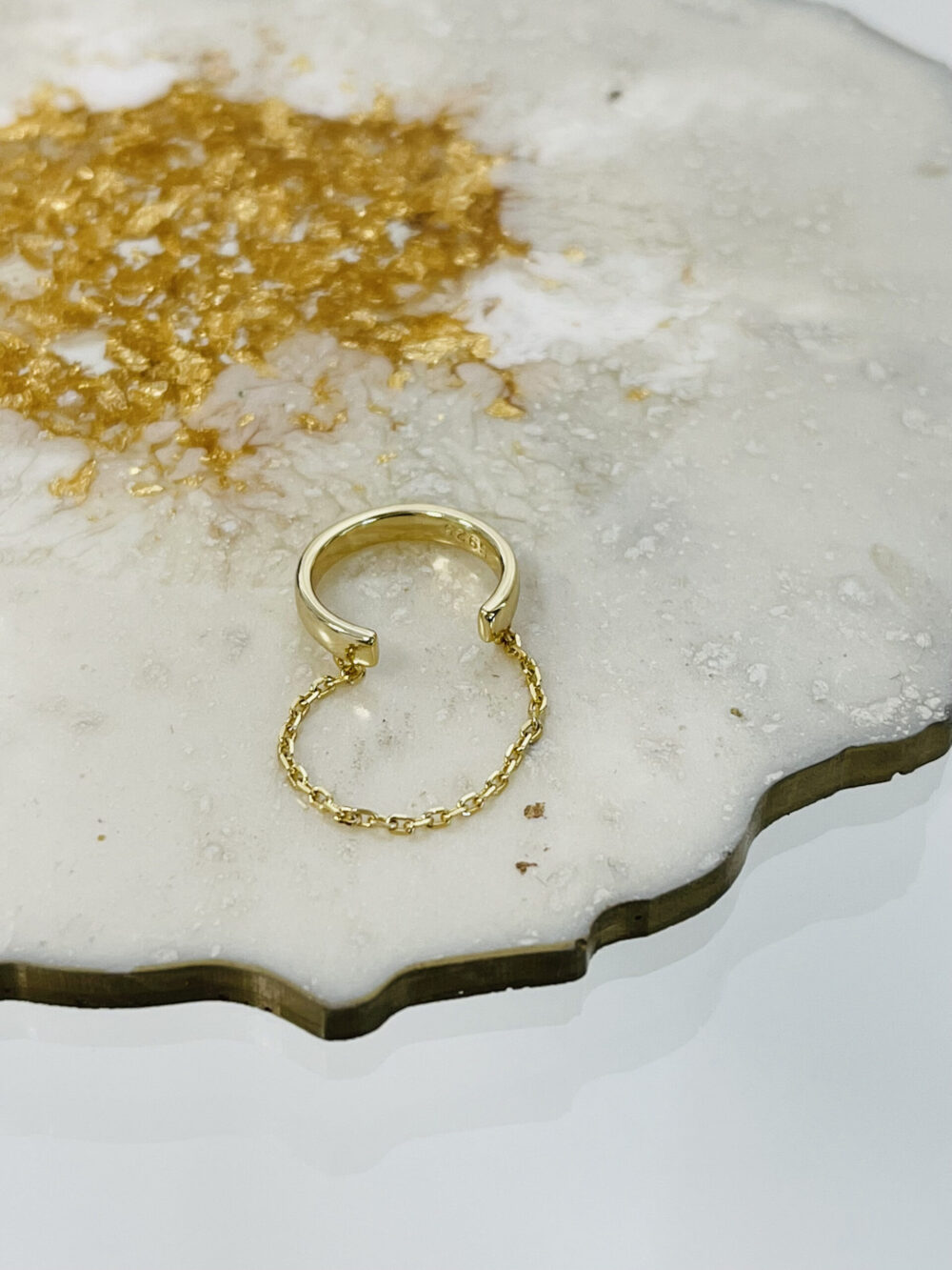 Kolczyk zaciskowy z łańcuszkiem gładki koło