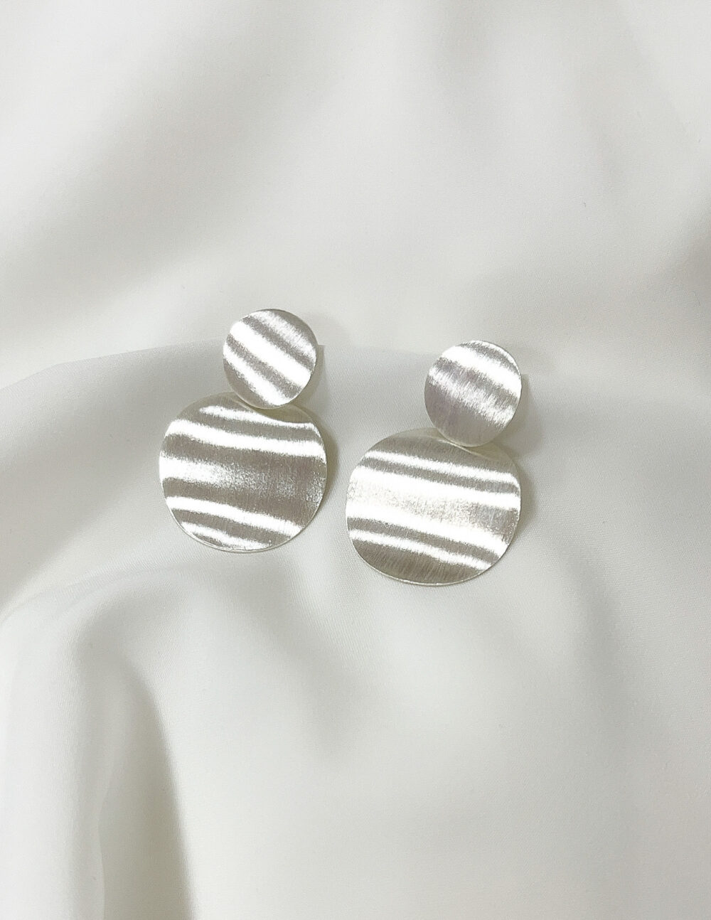 Kolczyki wiszące srebrne okrągłe blaszki