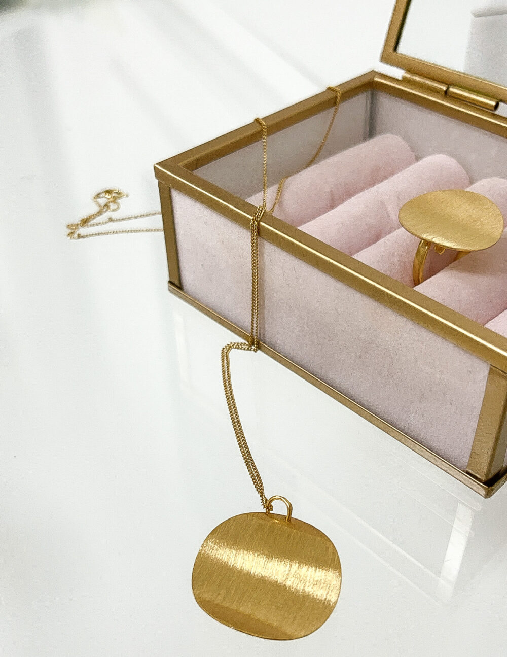 Długi naszyjnik z blaszką