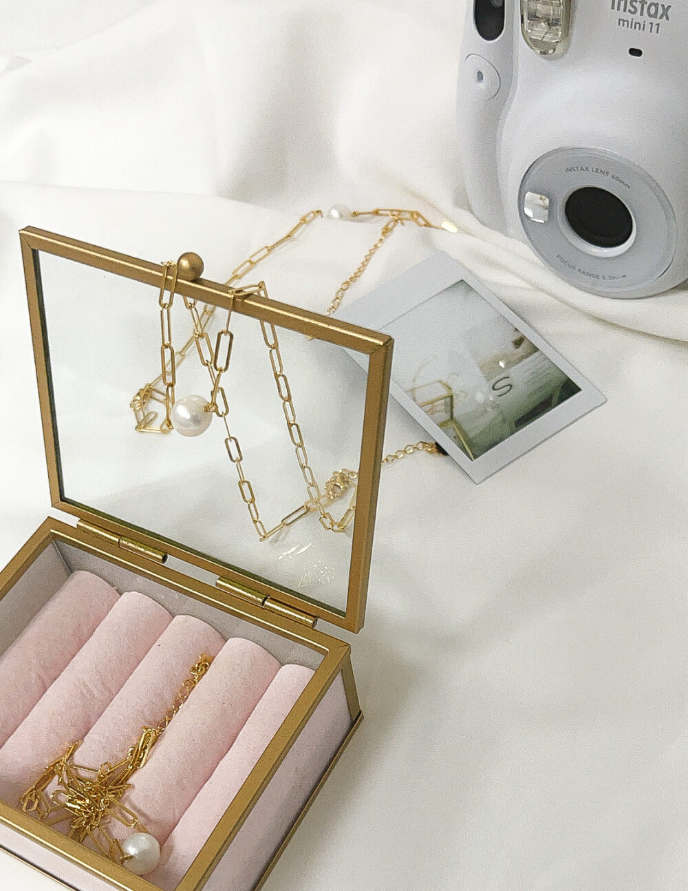 Naszyjnik z perełką na łańcuszku typu agrafka