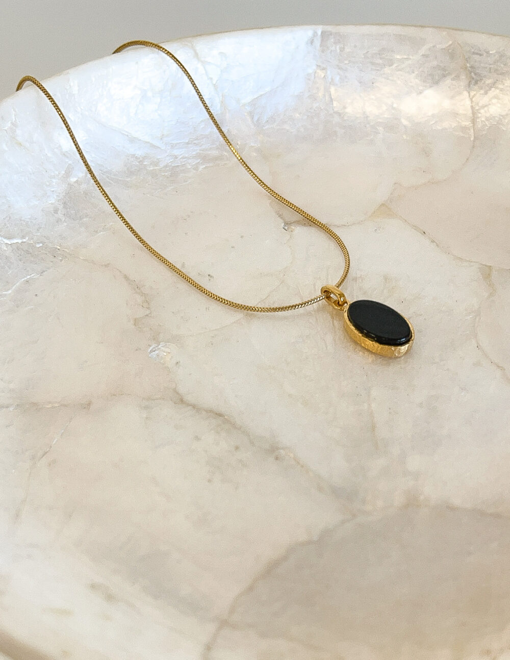 Naszyjnik w oprawie onyks