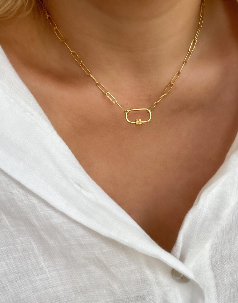 Naszyjnik z ozdobnym zapięciem