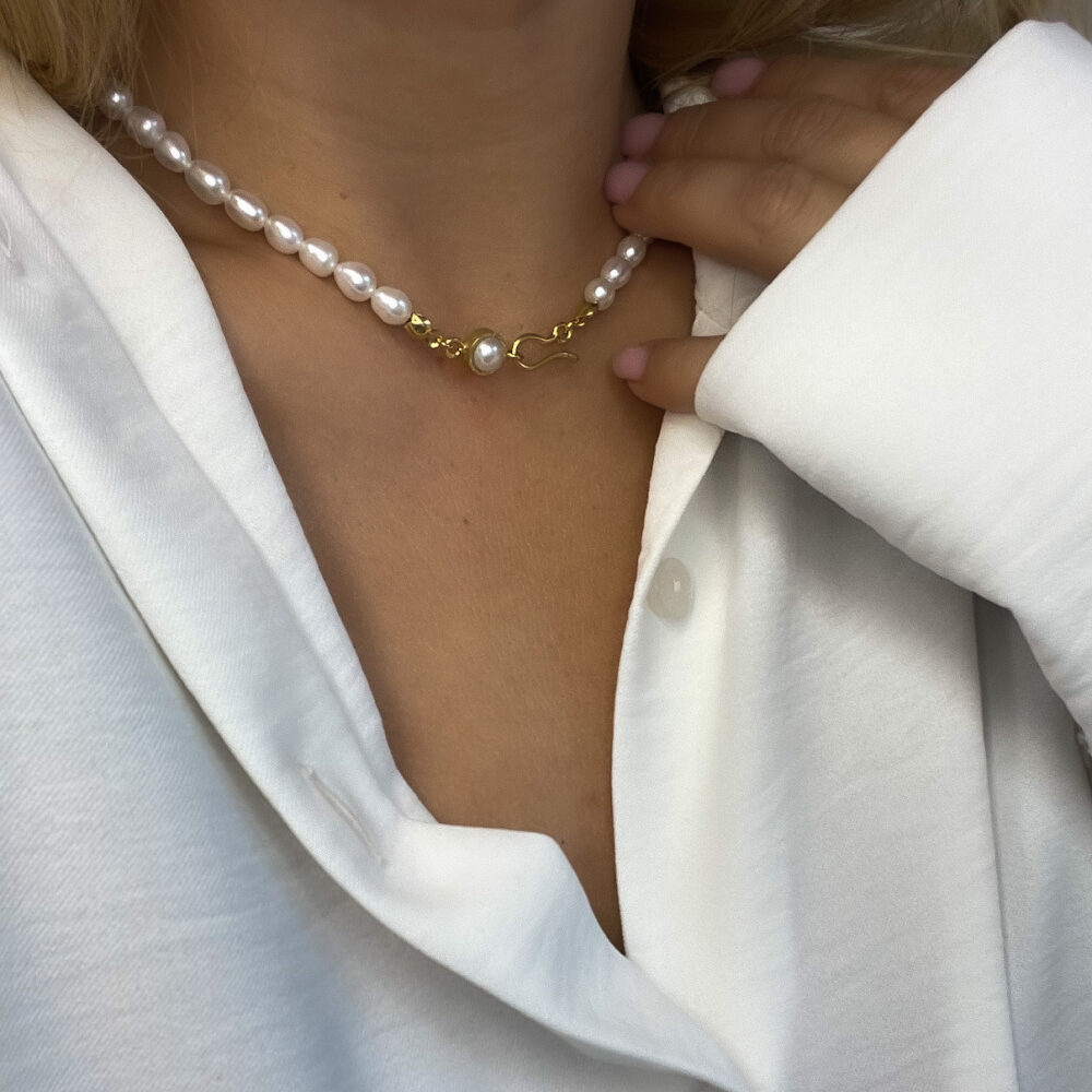 Naszyjnik z perłami i ozdobną zawieszką