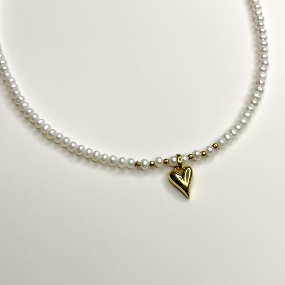 Naszyjnik z perłami i serduszkiem selflove